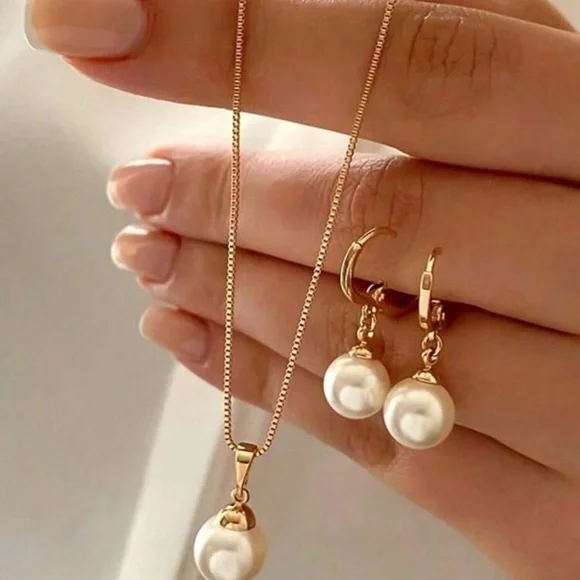 Elegant Gold and Pearl Necklace Set - Picture 1 of 7